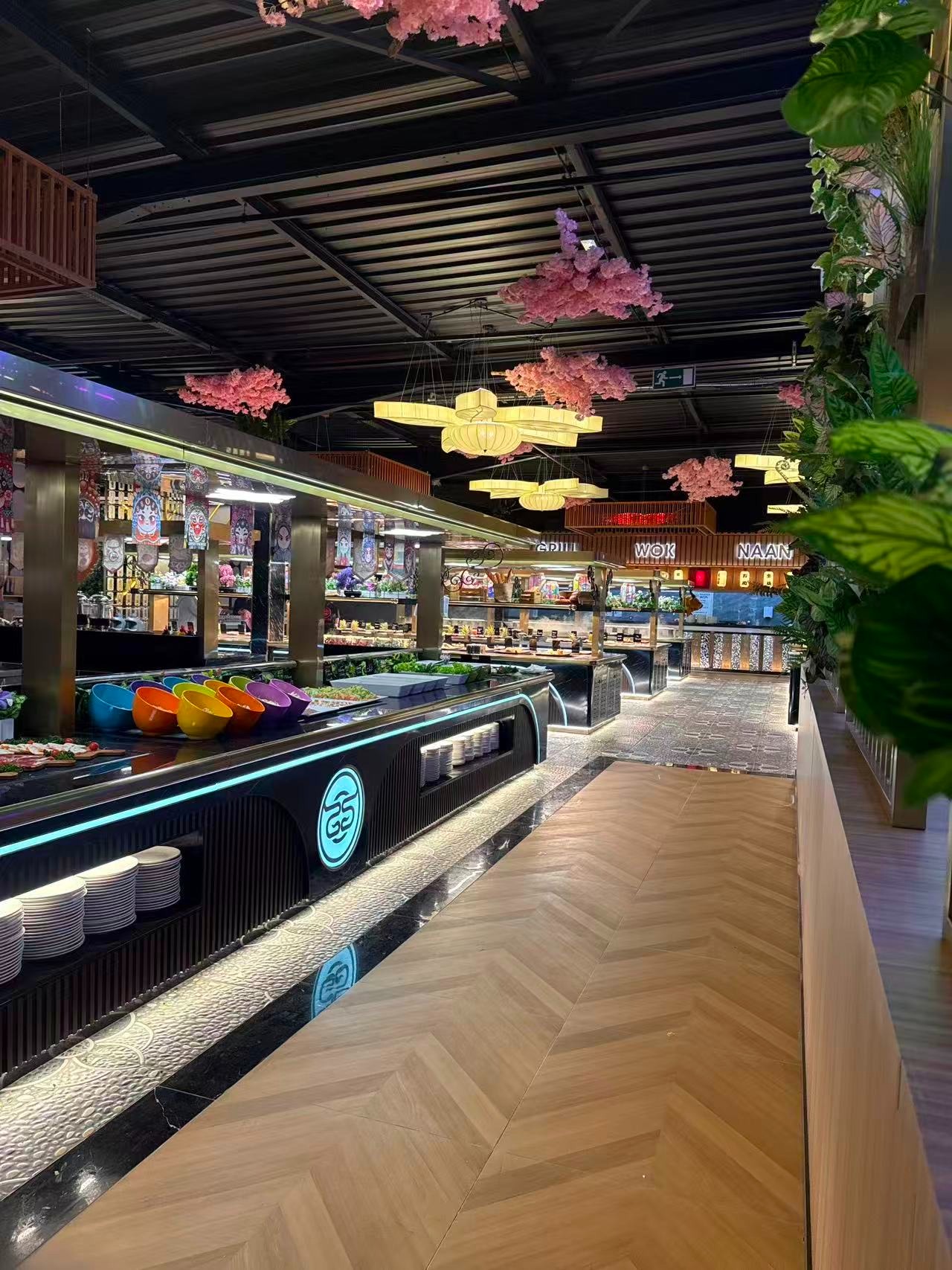 Le plafond du Boeuffet à Choisey, décoré de fleurs roses et de lanternes au-dessus des comptoirs