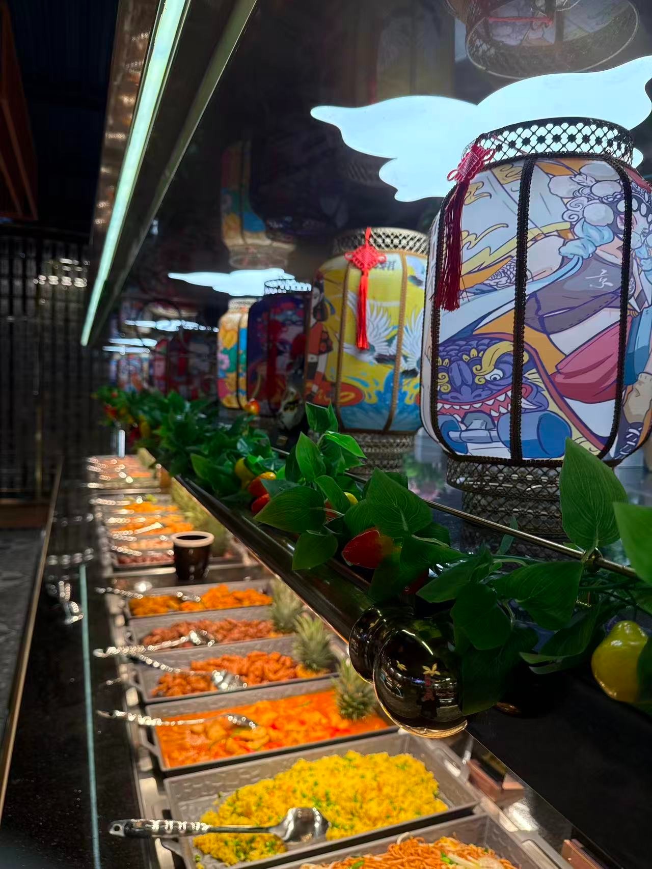 Les plats à volonté et les lanternes du buffet