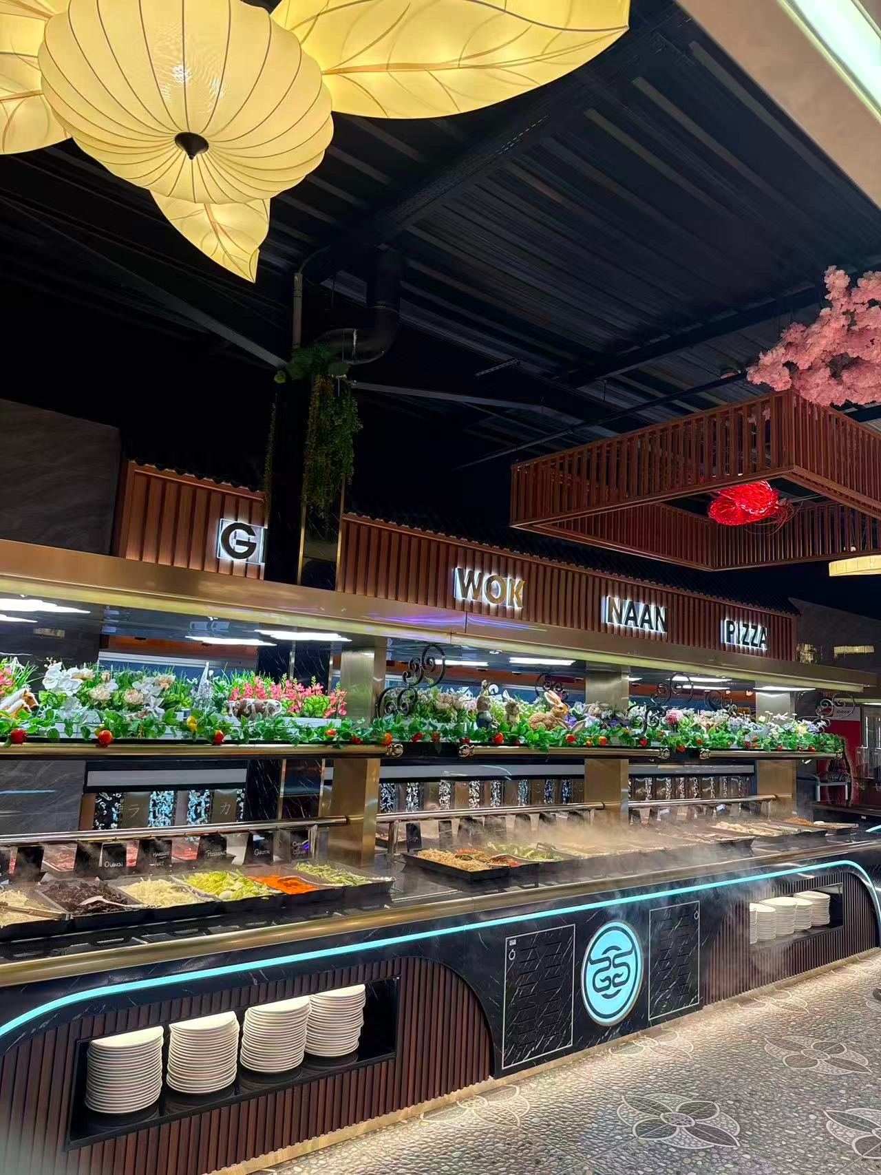 Le comptoir Wok, Naan et Pizza, avec les ingrédients du buffet et la vapeur de cuisson