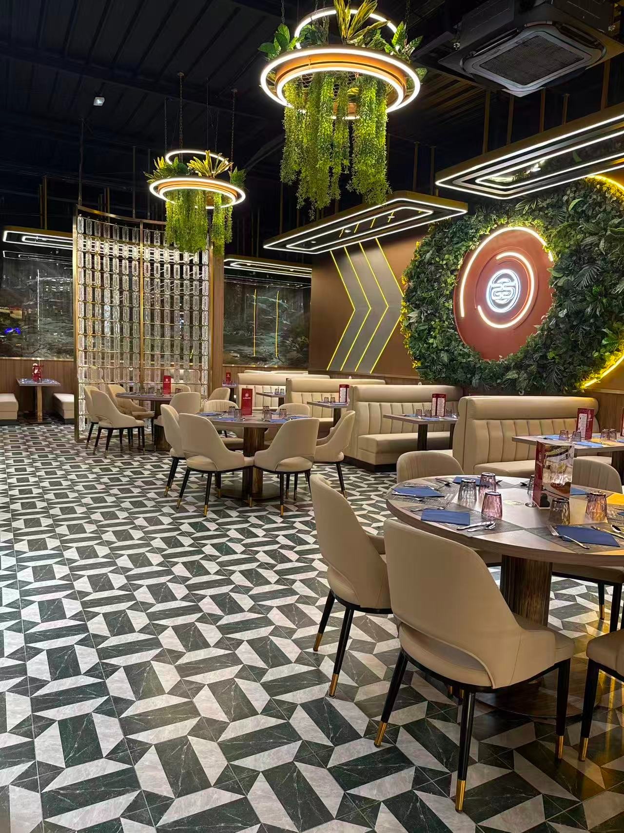 La salle du Boeuffet, ses banquettes et son mur végétal