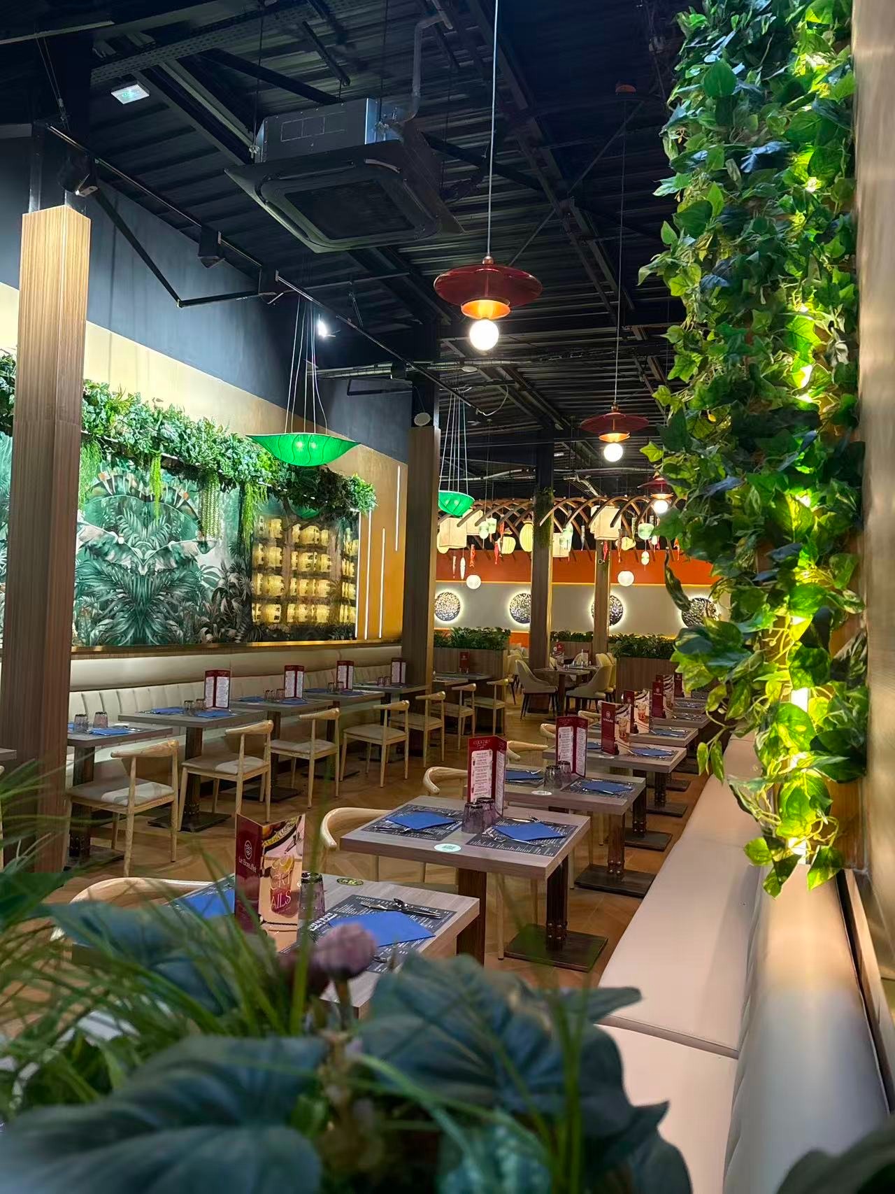 La salle du Boeuffet, avec ses plantes et ses lumières chaudes