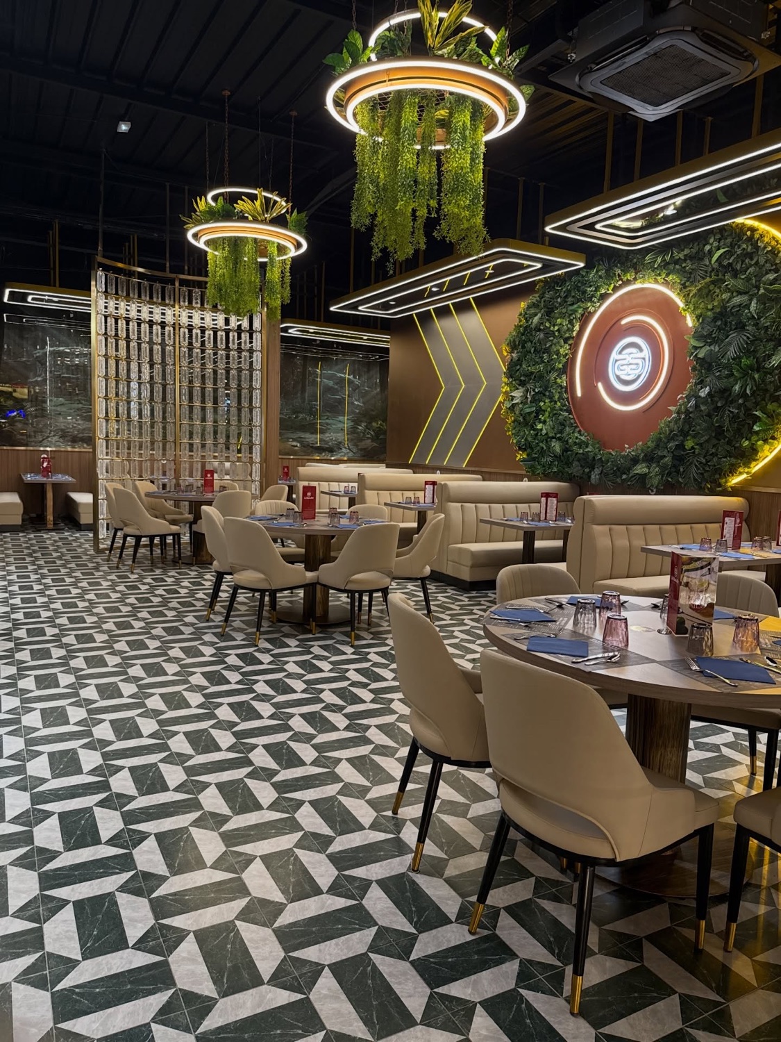 Les banquettes et le grand mur végétal avec le logo du Boeuffet